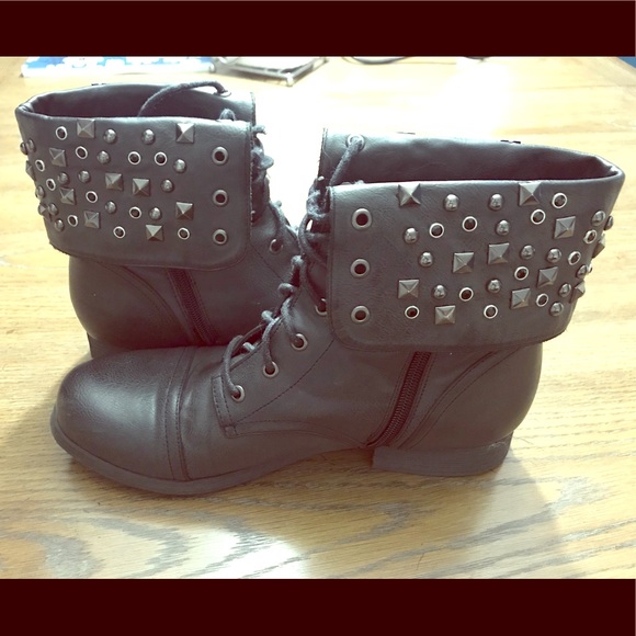Shoes - ⬇️PRICE DROP💎Pink and Pepper Studded Combat Boots